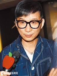 陳鎮川（英語： isaac chen ，1968年6月7日 － ）是臺灣 填詞人、音樂製作人、舞臺導演（演唱會與頒獎典禮）、經紀人，生於台北市 北投。 因擔任張惠妹、羅志祥、林憶蓮、艾怡良、謝盈萱、張清芳 的經紀人，又多次成為張惠妹、蔡依林、s.h.e、楊丞琳、羅志祥與江蕙等的演唱會製作人，故被稱為. é™³éŽ®å·æ‰¿èªå‡ºæ«ƒé™³éŽ®å·æ˜¯èª° å£¹è®€