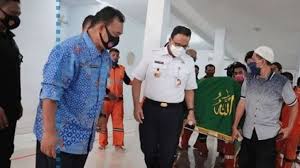 Melamar kerja online baik melalui email maupun langsung mengunjungi portal karir perusahaan sebenarnya adalah cara terbaik yang menghemat waktu dan materi yang kamu punya. Ayah Ditabrak Mati Saat Kerja Anak Ppsu Dki Dapat Hadiah Jadi Tukang Sapu