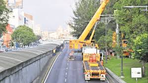 In the center of the road is a river encased in cement to control. Cierran Viaducto Miguel Aleman Para Retiran Espectacular De 25 Anos De Antiguedad El Grafico Historias Y Noticias En Un Solo Lugar