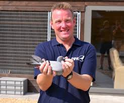 Ronny Menten (Rummen, BE) wint 1e nationaal Bourges 10.111 jaarlingen  (snelste van 45.507 deelnemers)