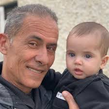 אני מברך את עם ישראל, על חתימת ההסכם להחזרת החטופות והחטופים שלנו הביתה.  מדובר בהסכם עם מחירים קשים מאד, אך חובתינו להחזיר את כולם הביתה. עתה על  כולנו להתאחד, לאחות את הקרעים