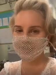 Singer and now poet lana del rey attended a fan event in los angeles wearing a mesh mask despite the ongoing coronavirus pandemic. Lana Del Rey Slammed For Wearing Ridiculous Mesh Face Mask To Meet Fans