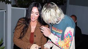 Kelly clarkson sure has a way of getting people to open up, and for machine gun kelly that meant revealing his girlfriend megan fox is his first love. Megan Fox Rocks Crop Top On Date Night With Machine Gun Kelly Photo Hollywood Life