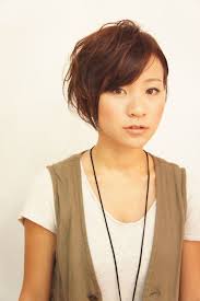 ブラウン グレージュ ショコラブラウン チョコレート 湘南関連のショートヘアです サイド バックの内側を刈り上げたツーブロックショート 一見個性的に見えますが ボリュームを抑えることもでき効果的です トップにパーマやコテで動きを出してもok カラーは