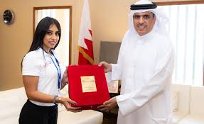 وزير الخارجية البحريني الشيخ خالد بن أحمد آل خليفة يقول ان ما حدث لم يكن مخططا ولكن الأحداث تصاعدت وقد تدخلت الشرطة لان ما حدث في منطقة الدوار مثل خروجا عن الدولة. ÙˆØ²ÙŠØ± Ø§Ù„Ø¥Ø¹Ù„Ø§Ù… ÙŠÙ‡Ù†Ø¦ Ø±Ø¦ÙŠØ³Ø© Ø§Ù„Ù‚Ù†Ø§Ø© Ø§Ù„Ø±ÙŠØ§Ø¶ÙŠØ© Ù…Ø±ÙŠÙ… Ø¨ÙˆÙƒÙ…Ø§Ù„ Ø¨Ø­ØµÙˆÙ„Ù‡Ø§ Ø¹Ù„Ù‰ Ø§Ù„Ù…Ø§Ø¬Ø³ØªÙŠØ± ÙÙŠ Ø§Ù„Ø¥Ø¹Ù„Ø§Ù… Ministry Of Information Affairs Kingdom Of Bahrain