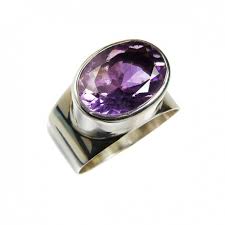 La bague améthyste en argent 925 est à la fois précieuse, élégante et en lithothérapie, l'améthyste possède de fortes propriétés dont cette bague améthyste en argent 925 vous permet de bénéficier. Bague Bijoux Amethyste Reflets De Bijoux