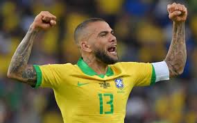 O jogador, de 33 anos, deu duas belas assistências para o argentino gonzalo higuaín, a primeira de calcanhar. Eleito Melhor Da Copa America Daniel Alves Exalta Titulo Do Brasil Lance