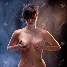 セクシーなトップレスの女性が濡れています。の写真素材・画像素材 Image 31563857