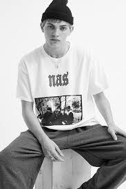 And the double stitching on the neckline and sleeves add more durability to what is sure to be a favorite! Uo Archive T Shirt Nas Mit Fotografik In Weiss Urban Outfitters De