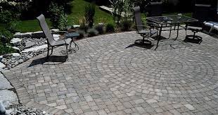 Durch matsch trotten oder über pflastersteine flanieren? Pflastersteine Verlegen Kreativ Design Ideen Finden Pflanzen Patio Paving Stones Interlocking Pavers