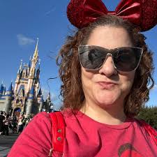 Which beach is better for shark teeth hunting in Venice, Florida?