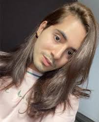 شاهد.. أحد مشاهير الإمارات يستعرض "مفاتن" بفيديو جريء مثير للجدل!