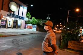 Efectivos militares durante el toque de queda/ referencial. Toque De Queda A Partir De Hoy Con Nuevo Horario La Lupa Del Sur