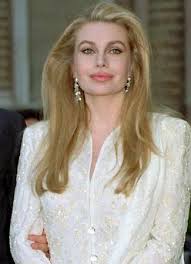 Veronica lario avrebbe chiesto 540 milioni di euro, una cifra ritenuta esagerata da berlusconi che è disposto a dargliene non più di 200. Veronica Lario Veronica Lario Picture 21553223 325 X 450 Fanpix Net