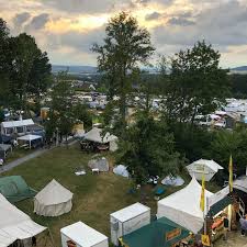 Shamrock Castle 2019 Festival Auftakt Das Wetter Schwierig Aber Nur Die Harten Kommen Zu Uns In Den Garten Schlossja Patio Patio Umbrella Outdoor Decor