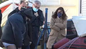 Το ωράριο διανομής είναι το παρακάτω : Panikos Sthn Ekpomph Alh8eies Me Th Zhna Toy Epese To Panteloni Se Zwntanh Syndesh Video Irafina