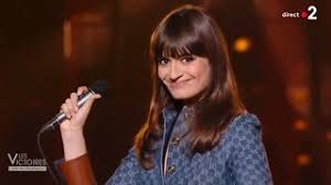Mais la voici devenue l'une des chanteuses françaises les plus populaires. Clara Luciani Deshabillez Moi Hommage A Juliette Greco Victoires De La Musique 2021 Youtube