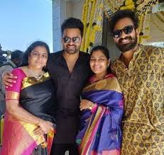 Vaishnav Tej Age Height Weight Wife Girlfriend Biography He made his debut as a lead in the film pilla nuvvu leni jeevitham (2014). vaishnav tej age height weight wife