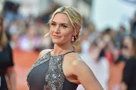 Kate winslet, on the fantastic costumes and her love scene with liam hemsworth in 'the dressmaker' news briefs: Kate Winslet Refused Sex Scene Edit To Hide Bulgy Belly In Mare Of Easttown