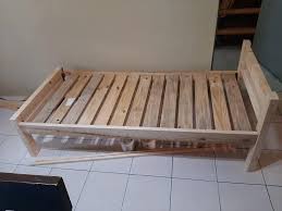 Pallet yang menggunakan bahan kayu baru biasanya pallet yang mempunyai ukuran spesial (jarang ada bahan bekasnya), lebih penampilannya ataupun memang merupakan permintaan dari customer. Katil Bujang By Pakman Perabot Pallet Pine Pak Man Facebook