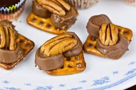 Habias Pensado En Un Refrigerio Dulce Te Sugerimos Combinar Pretzels Con Nuez Y Decorar Con El Sabor De Jarabe Sabor A Chocolate Light Food Breakfast Muffin