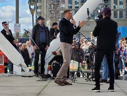 Maka kotto, un immigrant noir originaire du cameroun qui a été ministre québécois de la. Hundreds Attend Freedom Rally In Downtown Barrie To Hear Bernier Speak 5 Photos Orillia News