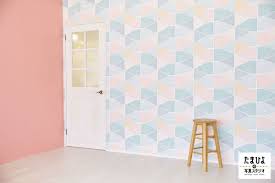 自然な笑顔が似合う ふんわりナチュラルな写真スタジオ 壁紙 ダマスク柄 壁紙クロス