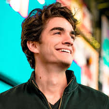 Darcie Allen's Instagram, Twitter & Facebook