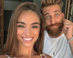 La 29enne di torre annunziata si sta godendo l'estate e non disdegna condividere con i suoi fan degli. Lorella Boccia Chi E Carriera Marito Figli Della Ballerina