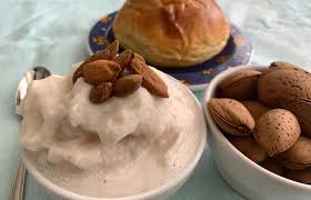 La granita di mandorle è un dolce tipico della cucina siciliana, si realizza con mandorle sbucciate, acqua e unite al panetto di mandorle l'acqua e frullate. La Ricetta Delle Granite Di Limone Di Mandorla E Di Pesca Cucina Del Sole