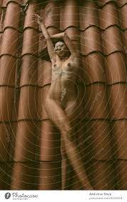Nackte Frau auf dem Dach liegend - ein lizenzfreies Stock Foto von Photocase