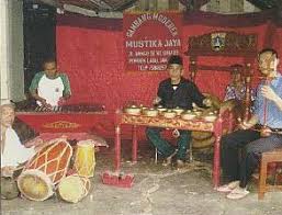 Alat musik melodis dalam suatu komposisi instrumen musik, biasanya akan dibagi menjadi 3 bagian besar, yakni instrumen ritmis, instrumen harmonis kali ini, kangagie akan membahas tentang alat musik melodis. Indonesian Traditional Music Hz36 S Blog