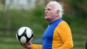 Si vous avez des qualités, la motivation et le sens de respect alors vous êtes la bienvenu. A 81 Ans Le Plus Vieux Joueur De Foot Du Royaume Uni Cherche Un Nouveau Club Cnews
