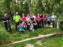 Et Ce Dimanche Derniere Sortie De La Saison 158 19 Rene Proposait A Ses Marcheurs Un Dejeuner Au Marche De Marly Le Roi Marche Nordique Marly Le Roi Sport