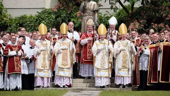 4 évêques de la Fédération Saint-Pie-X seront bientôt ordonnés, sans  l'accord du #Vatican. Dans « Le choix de la rupture », le p. Albert  Jacquemin revient sur les ressorts historiques qui ont