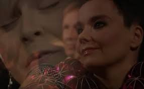 Robyn cover's Björk's "Hyperballad"