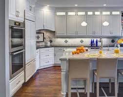 La mesa debe ser funcional y al mismo tiempo contar con materiales durables y fáciles de limpiar, ya que los muebles de cocina se ensucian fácilmente. China La Madera Solida Mueble Cocina Modular Classic Comprar Cocina Modular Armario En Es Made In China Com