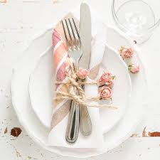 A l'approche des fêtes, nous rêvons tous de tables éclatantes, de sublimes présentations et d'idées à la fois étonnantes et élégantes. Les Astuces Pour Plier Une Serviette De Table Blog But