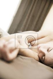 Einen mann, der weiss, was er will. Akt Junge Frau Nackt Liegt Auf Dem Bett Fototapete Fototapeten Bettdecke Nacktheit Erotik Myloview De