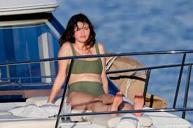 You can set it as lockscreen or wallpaper of windows 10 pc, android. Selena Gomez On Vacation In Hawaii Pictures Popsugar Celebrity