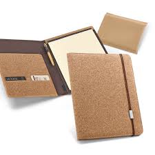 Est ce que le liège est biodégradable ? Le Liege Une Matiere Naturelle Et Elegante Pour Vos Objets De Communication Vertlapub