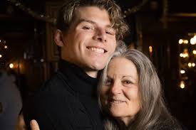 🐢 🐢🐢🐢🐢🐢🐢 Also @juliaawiner will hate that i posted this  @charleschesslerphotography  #featurefilm#acting#film#turtleneck#headshot#photography#brimstone#intentionfilmsandmedia