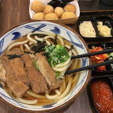 Makanan khas makassar yang satu ini punya bentuk mirip pastel, tetapi tekstur kulitnya lebih tipis. 3 Rekomendasi Restoran Jepang Di Makassar Ini Jadi Buruan Wisata Kuliner Cakapcakap