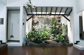 Dengan menggunakan desain rumah mewah 2 lantai dengan kolam renang dan taman menjadi konsep penghijauan dalam rumah yang. Desain Taman Dalam Rumah 6 Rumah Diy Rumah Diy