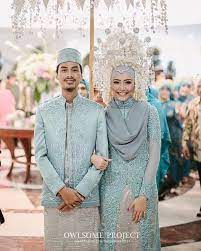Contoh model gaun pengantin muslim adat jawa masa kini via berhijab.id. 12 Inspirasi Gaun Pengantin Muslimah Syar I Yang Tetap Menutupi Dada Sontek Yuk