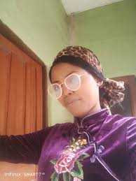 Everyone is enjoying the beautiful mekes by the young girls. Chris Wong  (cousin) now lives in Canada, is handing out little gifts for the girls'  attractive and fasinating performances. Thank you Chris