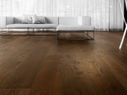 كشط الباركيه 69 صوره ما هو كيفيه Ottsiklevat الأرضيات الخالية من الغبار والمطلية بالورنيش القديم بدون إزالة الأثاث