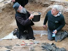 Primul paraclis comunica spre se cu al doilea paraclis. Minunea De La Dervent DupÄ Treizeci De Ani PÄrintele Elefterie Ctitorul MinÄstirii A Fost GÄsit Cu Vesmintele Intacte Desi A Fost Ingropat Direct In PÄmint Ortodoxia