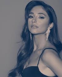 Lenore Kay's Instagram, Twitter & Facebook