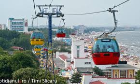 Imediat după oprirea motoarelor, cabinele telegondolei au început să fie trase manual spre stații şi oamenii încep să coboare. De Paste Cu Telegondola In Mamaia